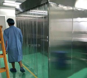 负压称量罩的空气经过两级过滤系统（高效过滤器除去99.99%的颗粒≥0．3μm以上的所有灰尘）进行自循环，设计符合药厂GMP要求。
